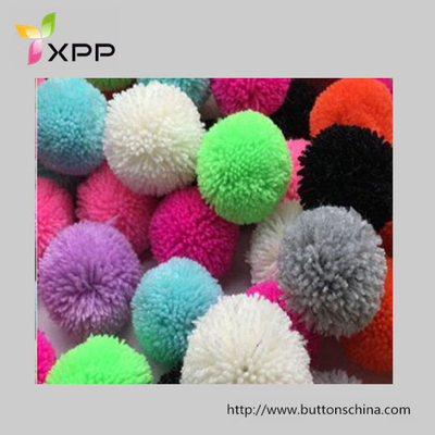 Decorações de sortimento colorido de bolas de pompom